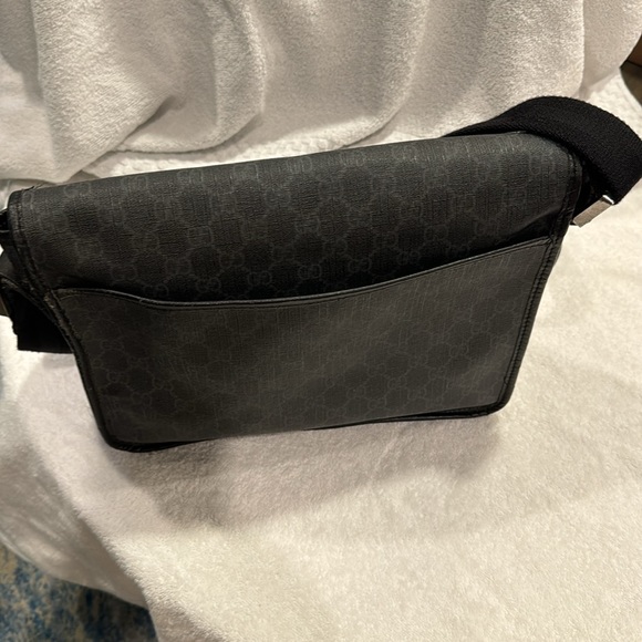 GUCCI GG INTERLOCKING MESSENGER BAG - Picture 3 of 7